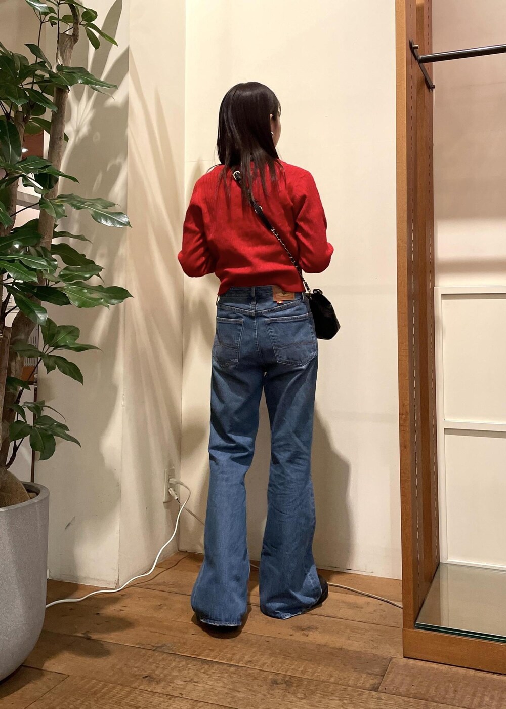 ブルー系のデニムパンツ、ブラック系のブーツ、グレー系のTシャツ/カットソーを着用したレディースの冬コーディネートの3枚目の写真