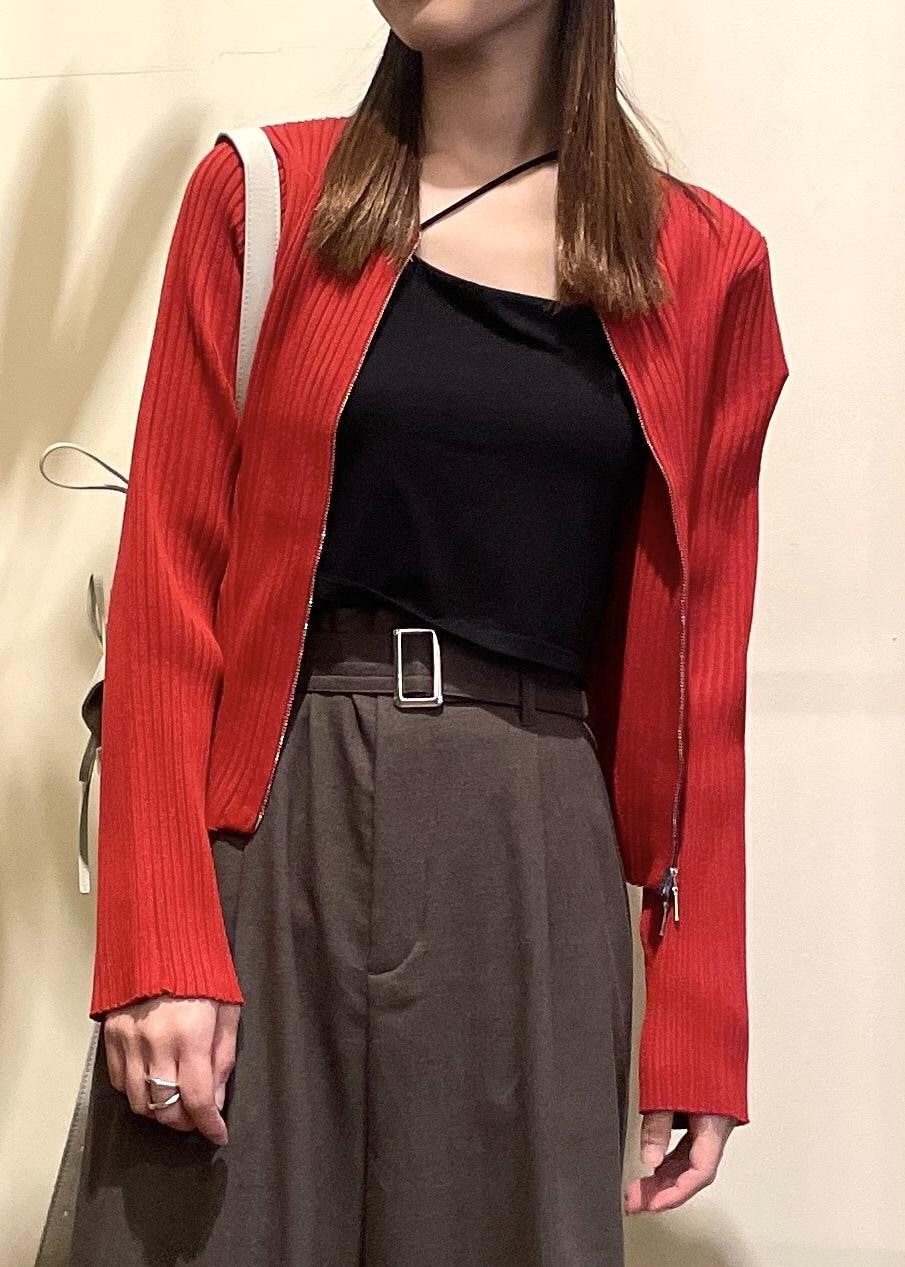 ブラック系のキャミソール、ブラック系のブーツ、レッド系のカーディガン/ボレロを着用したレディースの秋コーディネートの4枚目の写真