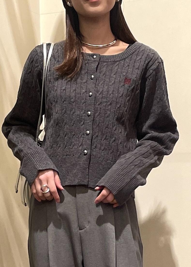 シルバー系のショルダーバッグ、ブラック系のバレエシューズ、グレー系のスラックスを着用したレディースの冬コーディネートの4枚目の写真