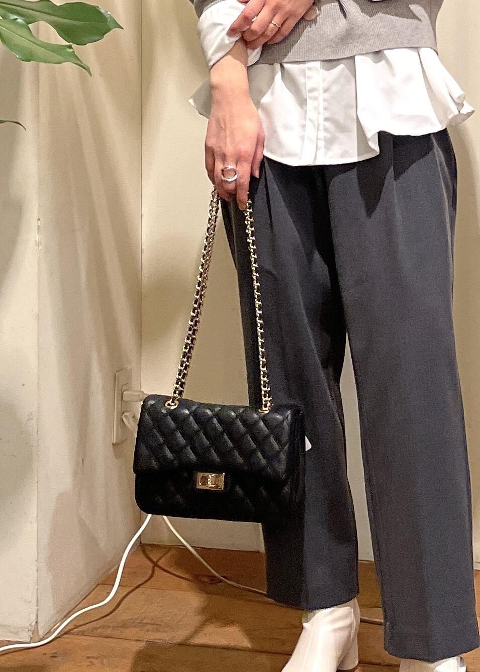ホワイト系のブーツ、ホワイト系のシャツ/ブラウス、グレー系のニット/セーターを着用したレディースの秋コーディネートの6枚目の写真