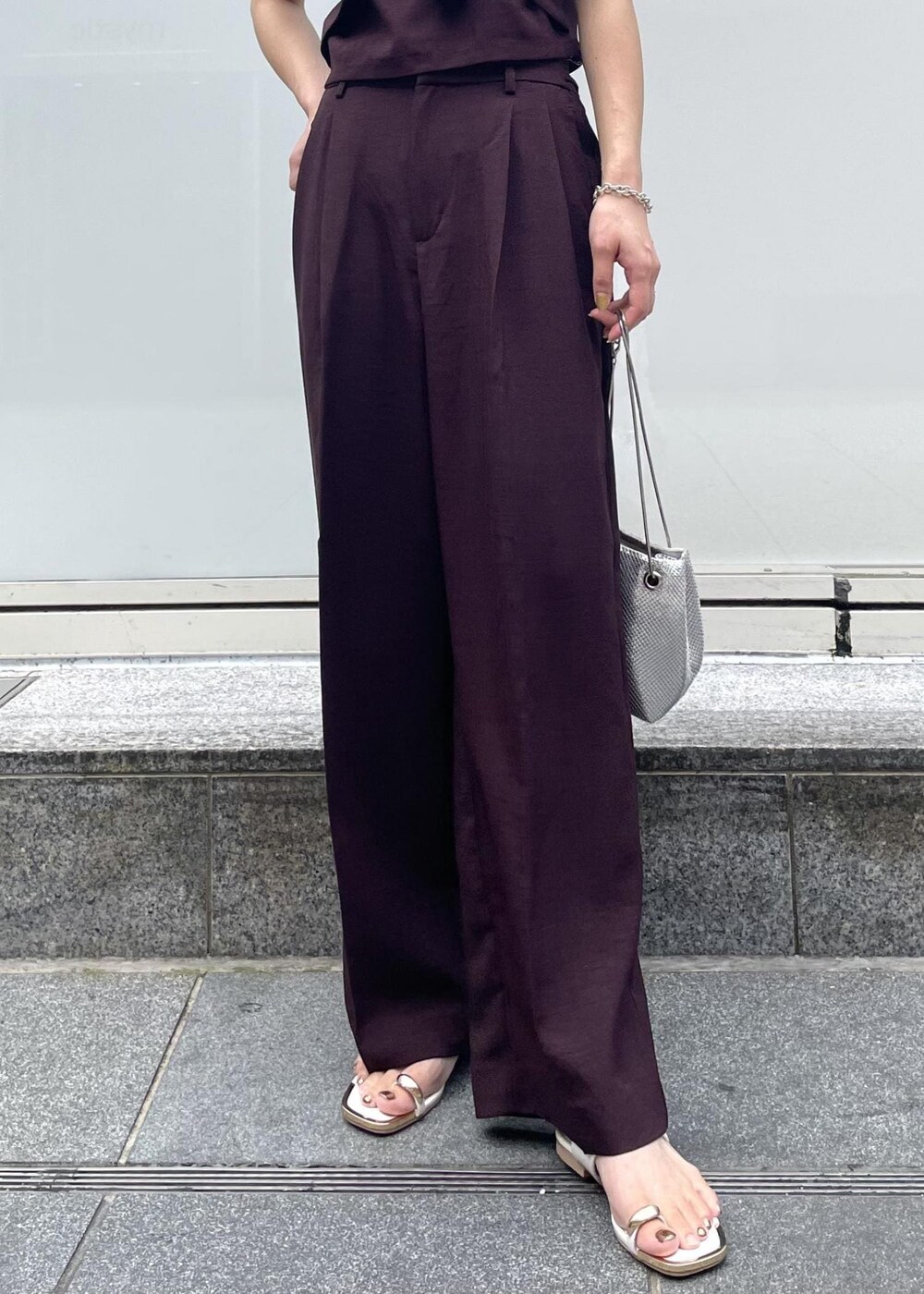 ホワイト系のサンダル、シルバー系のショルダーバッグ、ブラウン系のTシャツ/カットソーを着用したレディースの夏コーディネートの4枚目の写真