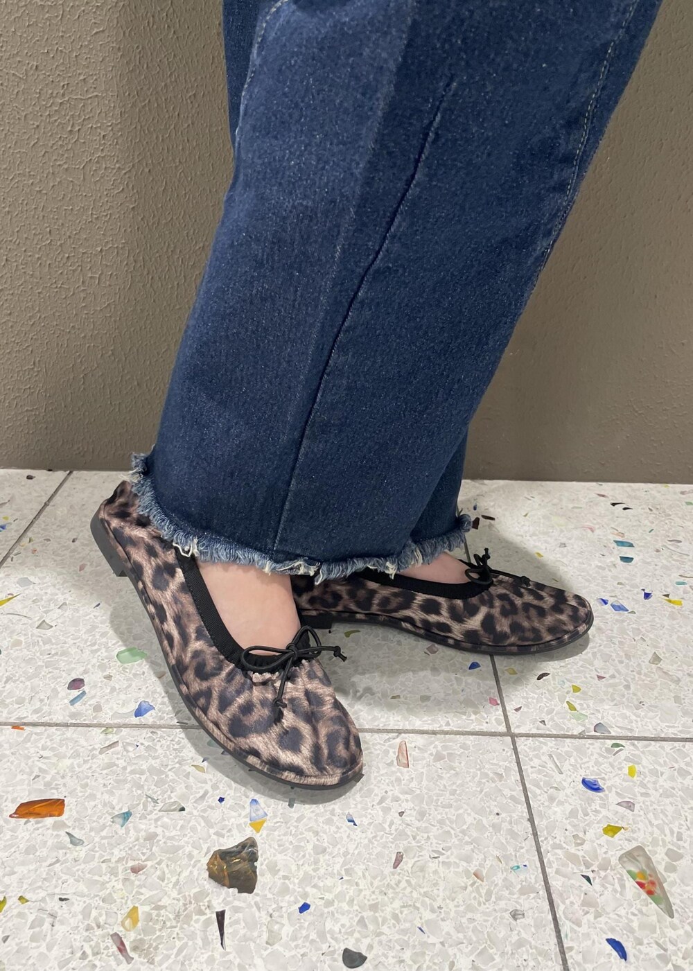 ピンク系のショルダーバッグ、ブルー系のデニムパンツ、その他のバレエシューズを着用したレディースの春コーディネートの6枚目の写真