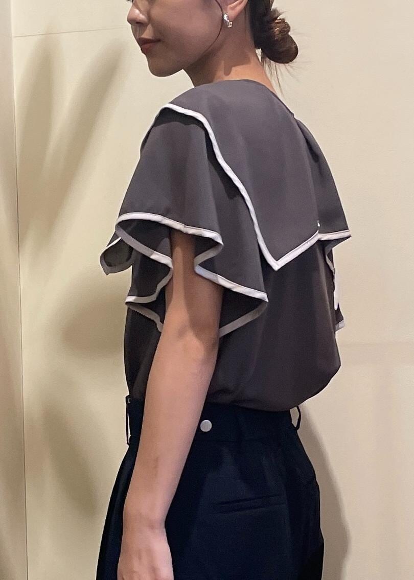 ブルー系のスラックス、グレー系のシャツ/ブラウス、シルバー系のパンプスを着用したレディースの秋コーディネートの4枚目の写真