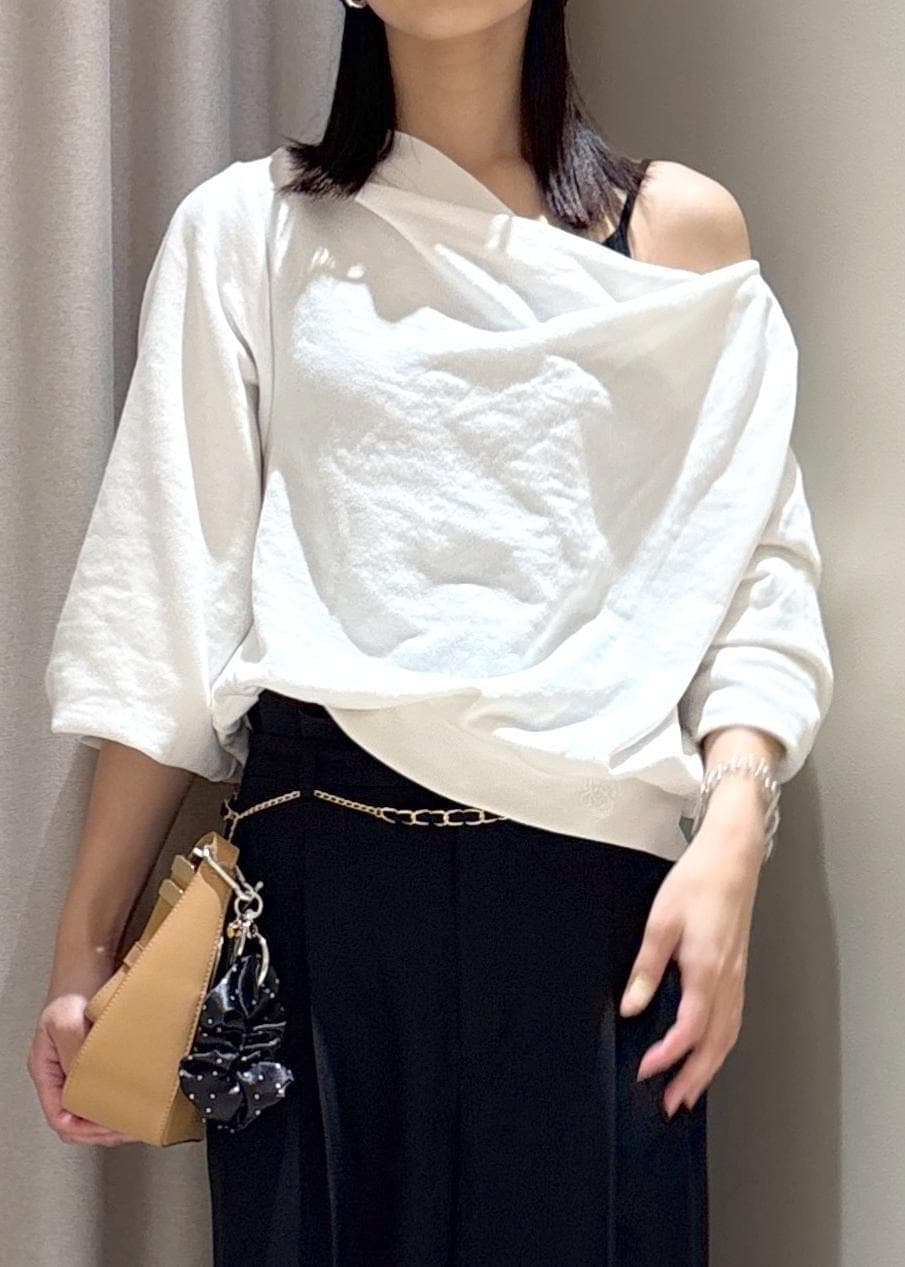 イエロー系のショルダーバッグ、ブラック系のその他パンツ、シルバー系のパンプスを着用したレディースの秋コーディネートの4枚目の写真