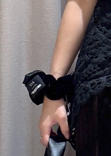 ブラック系のショルダーバッグ、ブラック系のパンプス、レッド系のTシャツ/カットソーを着用したレディースの夏コーディネートの10枚目の写真