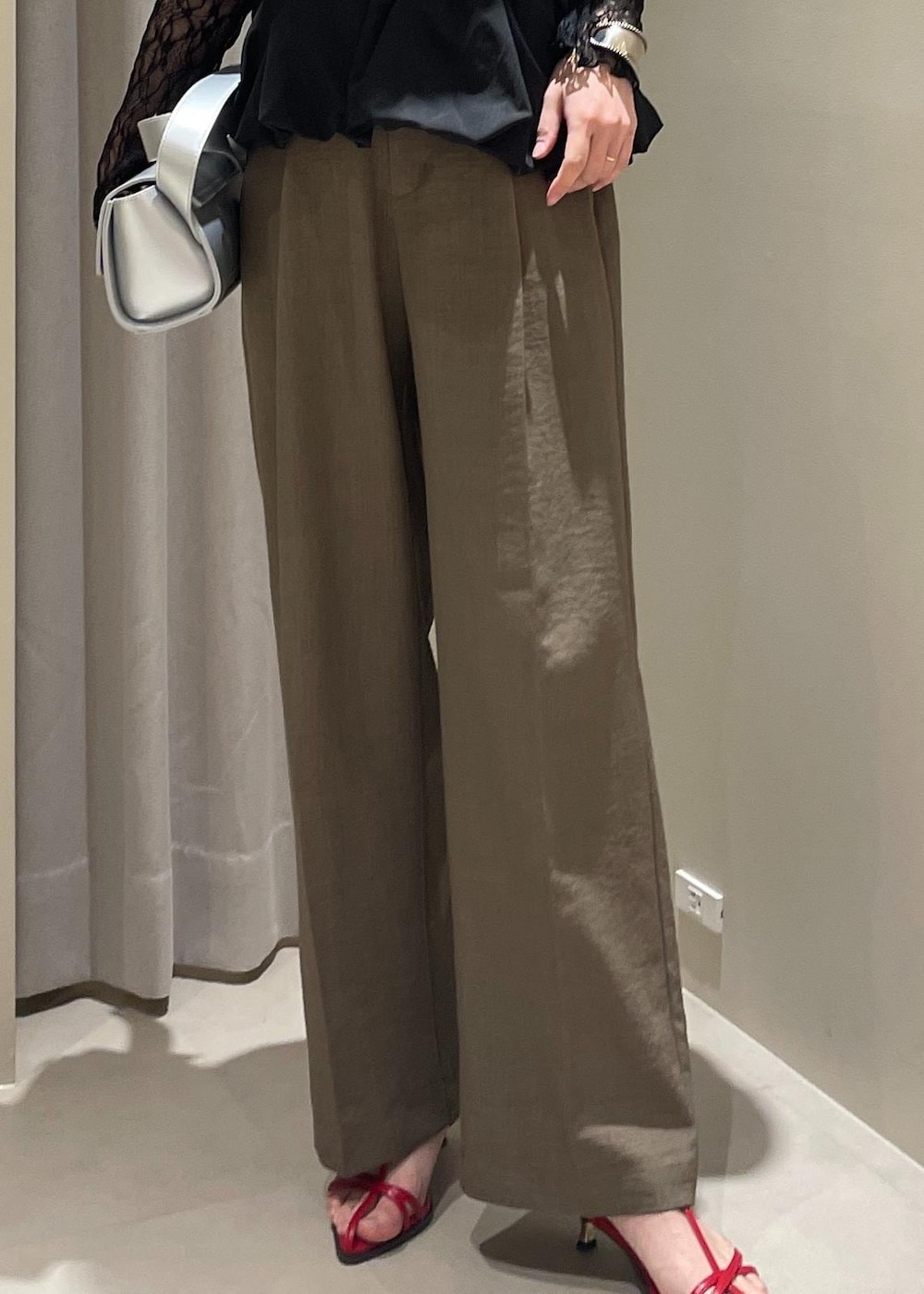 ブラック系のTシャツ/カットソー、シルバー系のショルダーバッグ、レッド系のサンダルを着用したレディースの春コーディネートの7枚目の写真