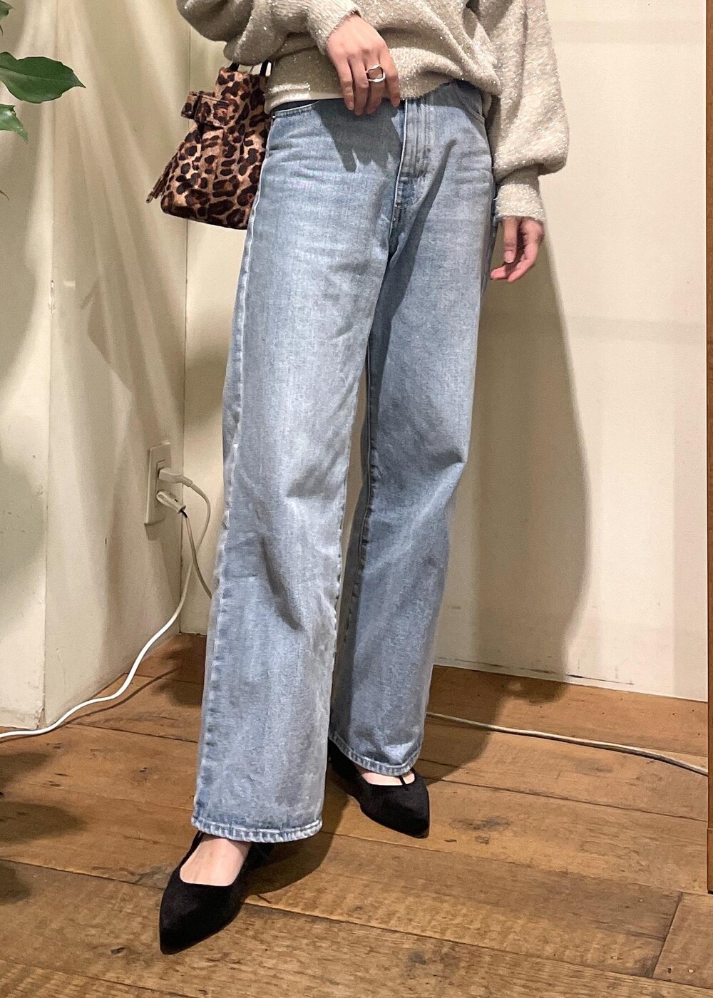 ベージュ系のニット/セーター、ホワイト系のTシャツ/カットソー、ブルー系のデニムパンツを着用したレディースの冬コーディネートの4枚目の写真