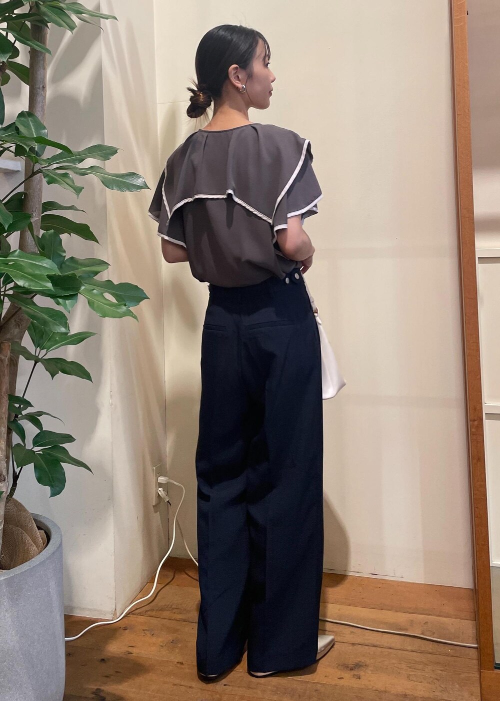 ブルー系のスラックス、グレー系のシャツ/ブラウス、シルバー系のパンプスを着用したレディースの秋コーディネートの2枚目の写真