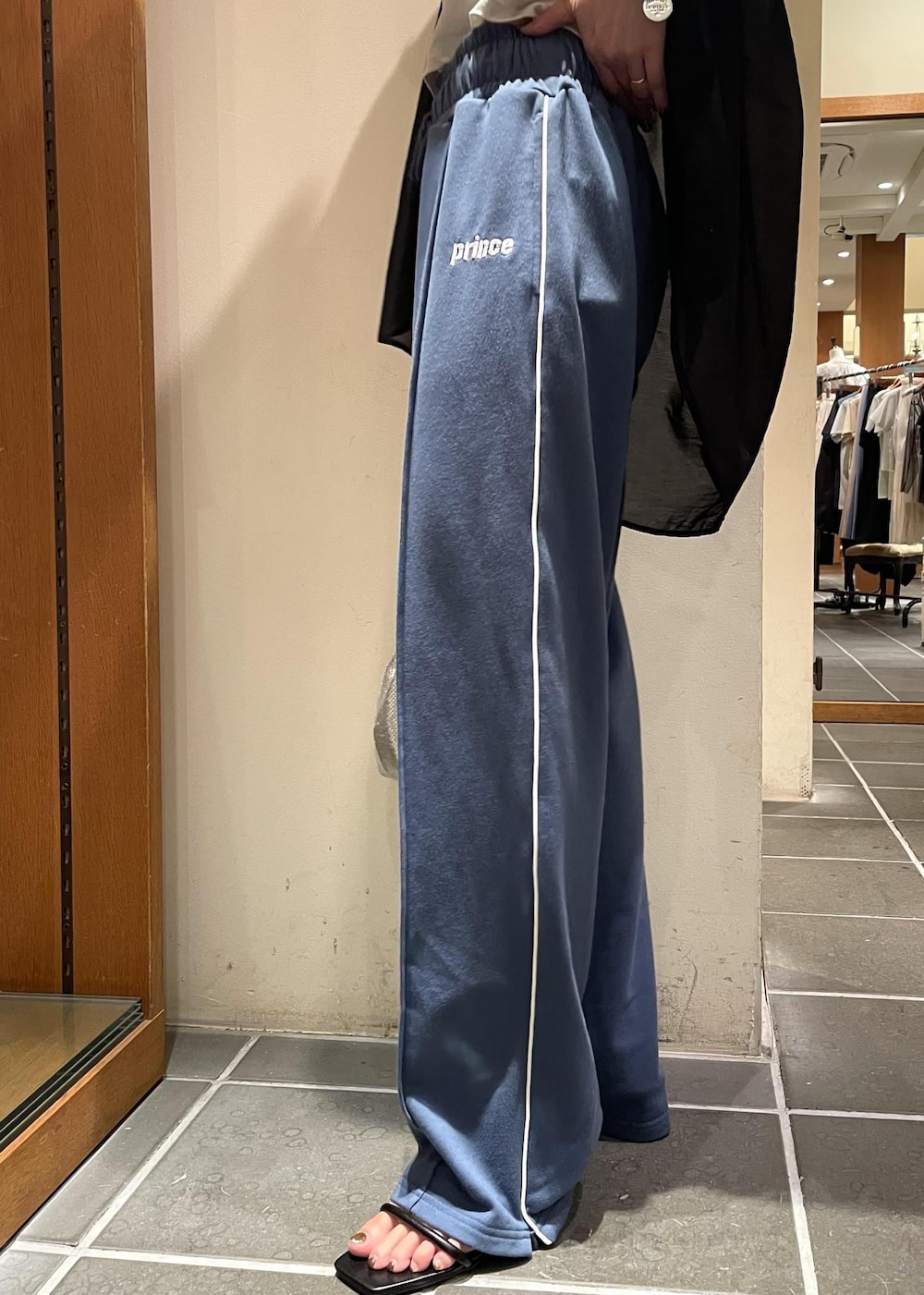 「シルバー、ミニ、巾着、チェーン、ブラック、長袖、シャツ、オーバーサイズ、ブルー、ヒール、ローヒール、初夏コーデ、夏コーデ、お出かけコーデ、スポーツミックス」｜「VISのメタル釦シンプルシアーシャツ（シャツ/ブラウス、ブラック系）」を使った、akariさん（レディース・161cm）の夏コーディネートの7枚目の写真