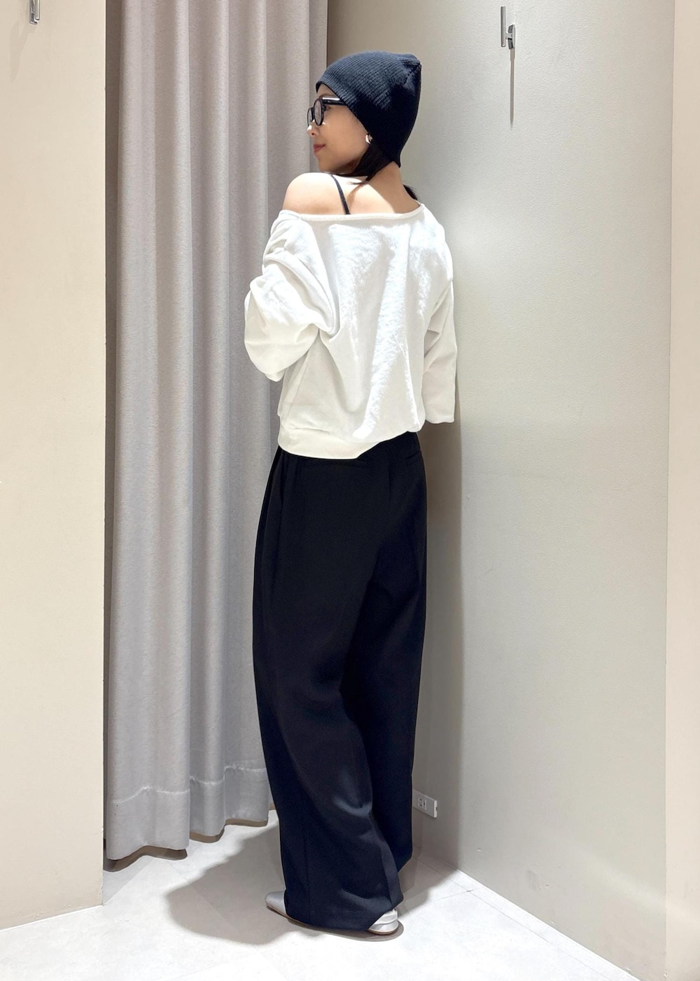 イエロー系のショルダーバッグ、ブラック系のその他パンツ、シルバー系のパンプスを着用したレディースの秋コーディネートの2枚目の写真