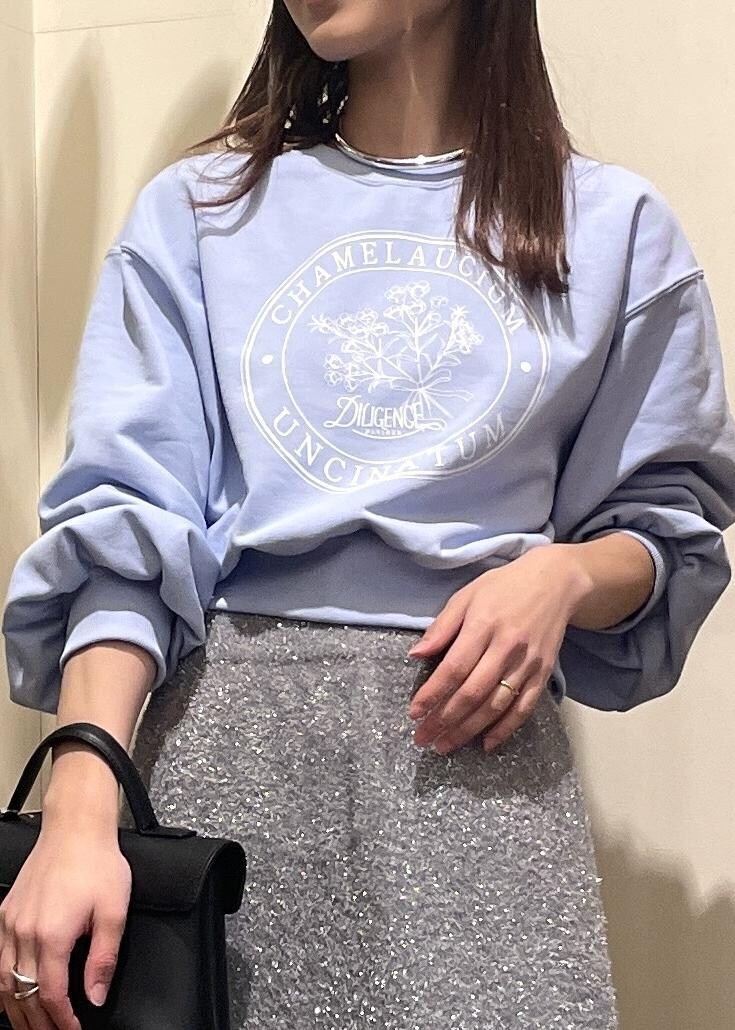 グレー系のスカート、ブルー系のデニムパンツ、ブラック系のショルダーバッグを着用したレディースの冬コーディネートの6枚目の写真