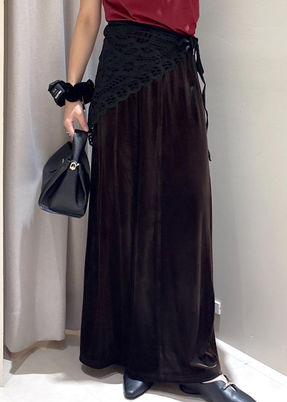 ブラック系のショルダーバッグ、ブラック系のパンプス、レッド系のTシャツ/カットソーを着用したレディースの夏コーディネートの6枚目の写真