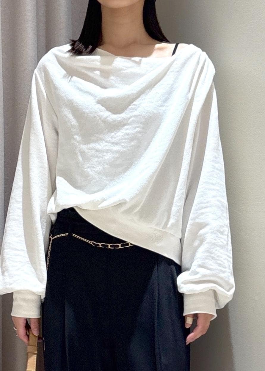 イエロー系のショルダーバッグ、ブラック系のその他パンツ、シルバー系のパンプスを着用したレディースの秋コーディネートの5枚目の写真
