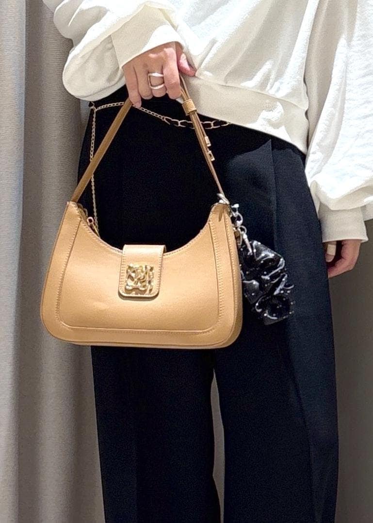 イエロー系のショルダーバッグ、ブラック系のその他パンツ、シルバー系のパンプスを着用したレディースの秋コーディネートの9枚目の写真