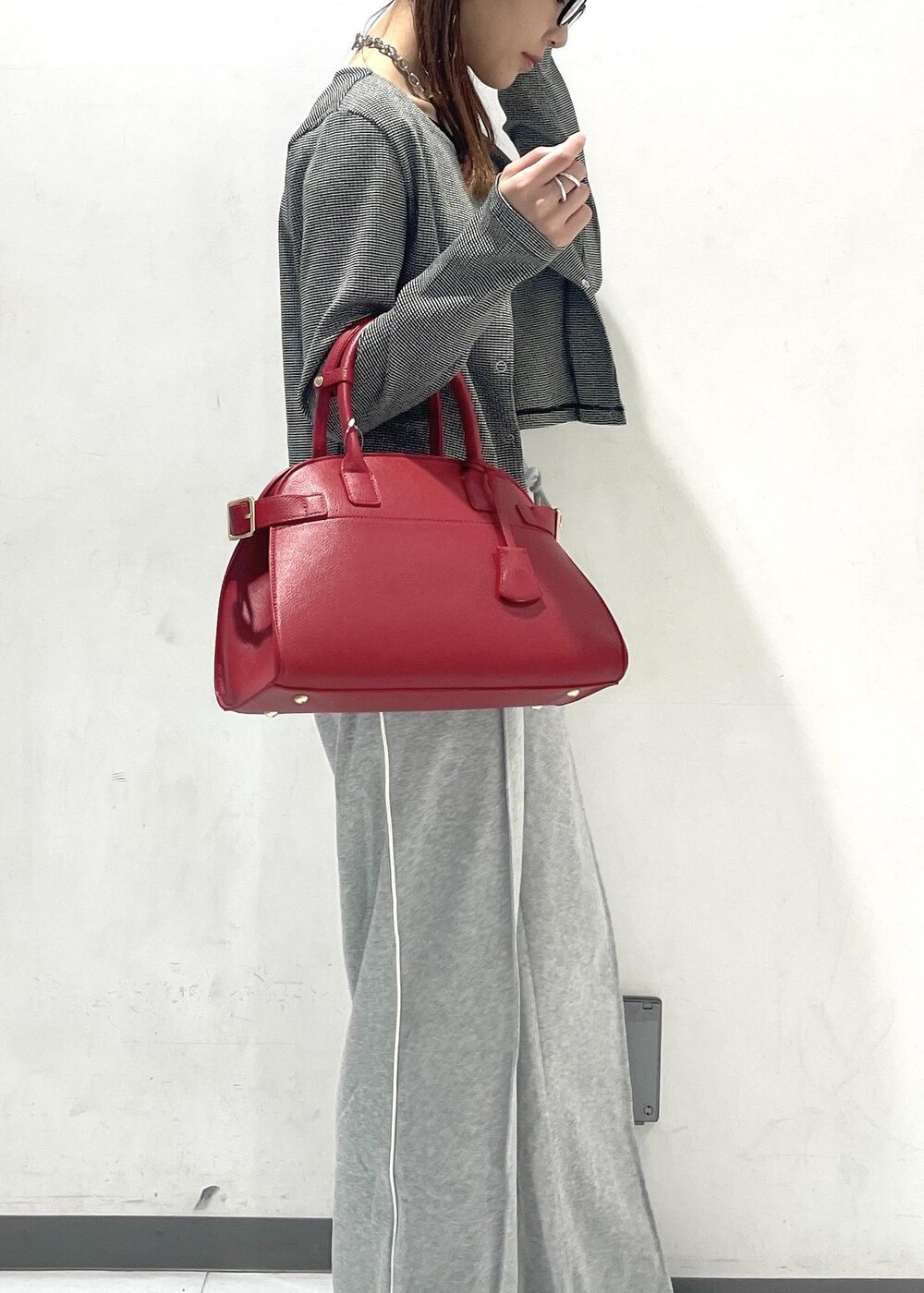 ブラック系のサンダル、ブラック系のアンサンブル、グレー系のその他パンツを着用したレディースの夏コーディネートの3枚目の写真