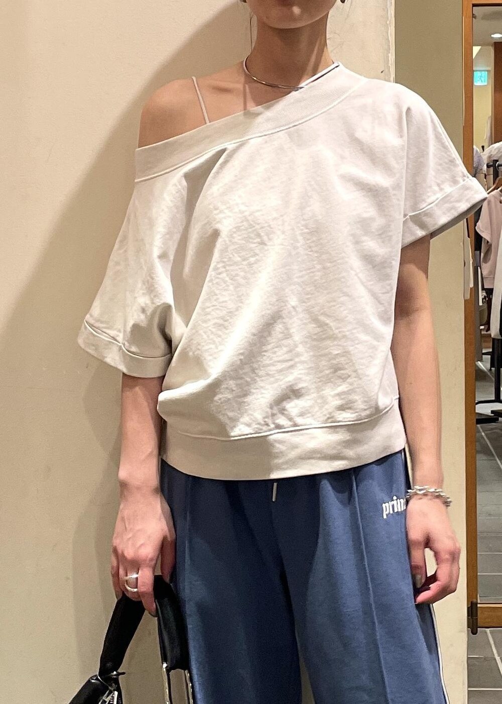 シルバー系のパンプス、ベージュ系のTシャツ/カットソー、ブルー系のその他パンツを着用したレディースの夏コーディネートの5枚目の写真