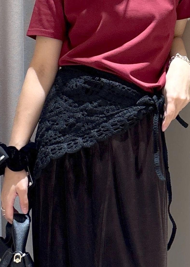 ブラック系のショルダーバッグ、ブラック系のパンプス、レッド系のTシャツ/カットソーを着用したレディースの夏コーディネートの7枚目の写真