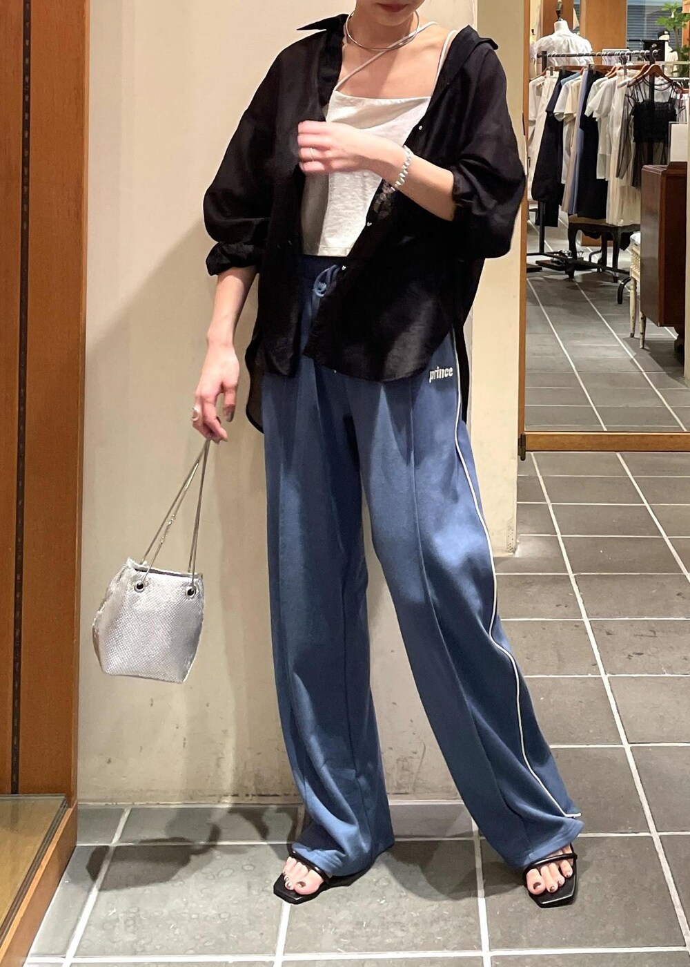 「シルバー、ミニ、巾着、チェーン、ブラック、長袖、シャツ、オーバーサイズ、ブルー、ヒール、ローヒール、初夏コーデ、夏コーデ、お出かけコーデ、スポーツミックス」｜「VISのメタル釦シンプルシアーシャツ（シャツ/ブラウス、ブラック系）」を使った、akariさん（レディース・161cm）の夏コーディネートの4枚目の写真