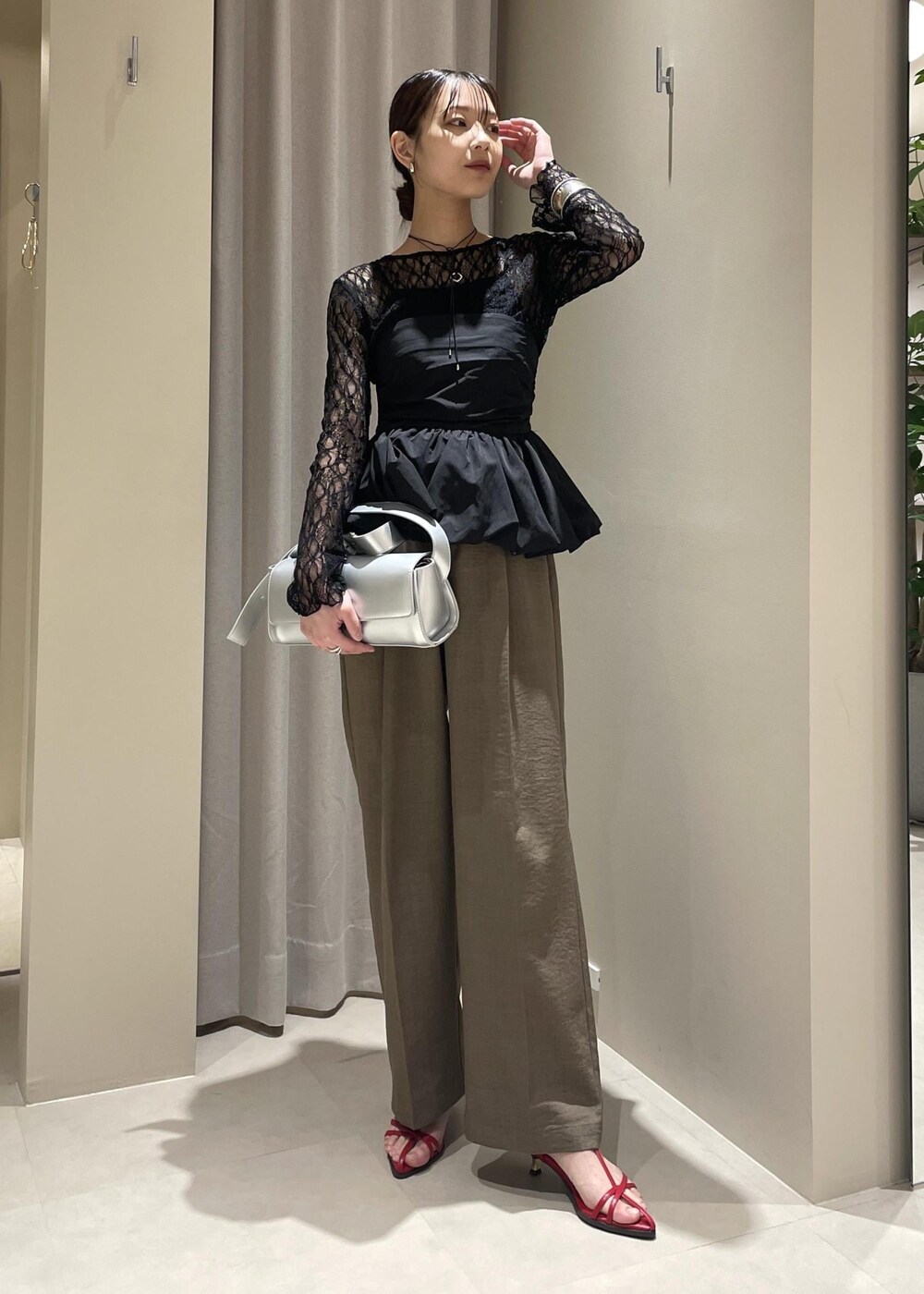 ブラック系のTシャツ/カットソー、シルバー系のショルダーバッグ、レッド系のサンダルを着用したレディースの春コーディネートの2枚目の写真