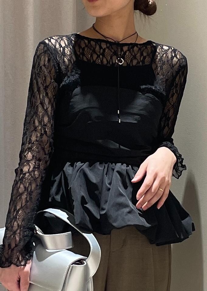 ブラック系のTシャツ/カットソー、シルバー系のショルダーバッグ、レッド系のサンダルを着用したレディースの春コーディネートの5枚目の写真