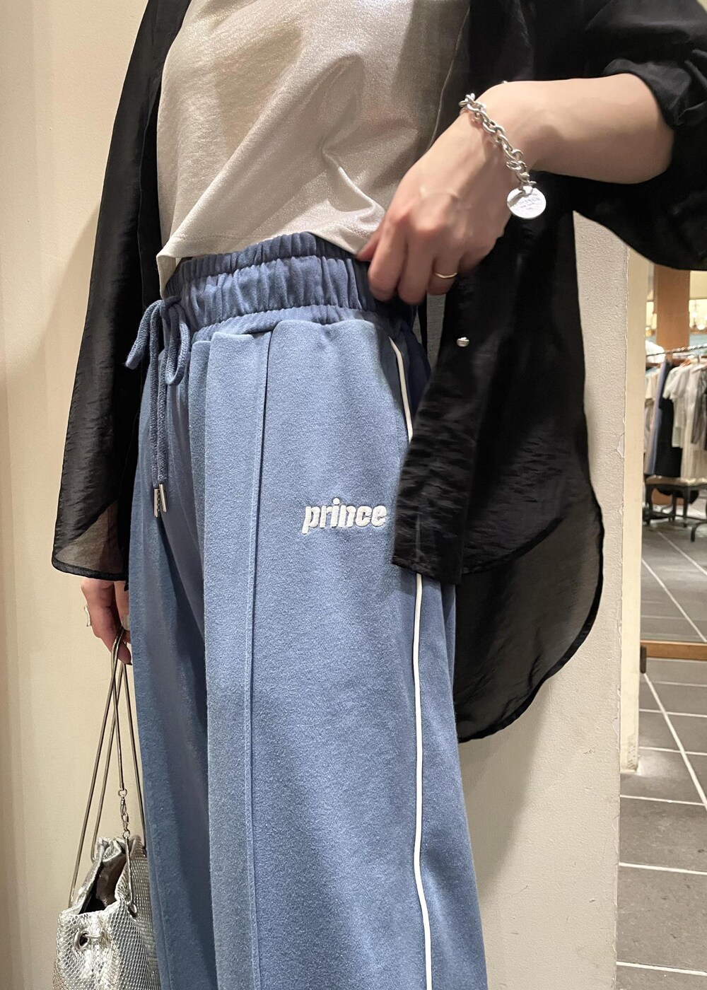 「シルバー、ミニ、巾着、チェーン、ブラック、長袖、シャツ、オーバーサイズ、ブルー、ヒール、ローヒール、初夏コーデ、夏コーデ、お出かけコーデ、スポーツミックス」｜「VISのメタル釦シンプルシアーシャツ（シャツ/ブラウス、ブラック系）」を使った、akariさん（レディース・161cm）の夏コーディネートの8枚目の写真