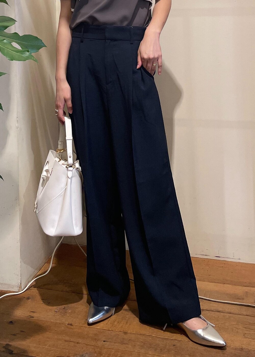 ブルー系のスラックス、グレー系のシャツ/ブラウス、シルバー系のパンプスを着用したレディースの秋コーディネートの5枚目の写真