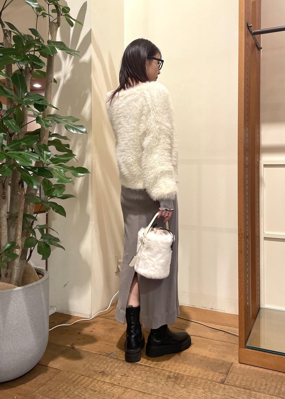 「おうちコーデ、リラックス、部屋着、ルームウェア、ワンピース、ビスチェ、Miller、別注、カーディガン、ブーツ、厚底ブーツ、初秋コーデ、秋コーデ、初冬コーデ、冬コーデ」｜「Juzeのタンクソールサイドニットブーツ（ブーツ、ブラック系）」を使った、akariさん（レディース・161cm）の冬コーディネートの5枚目の写真