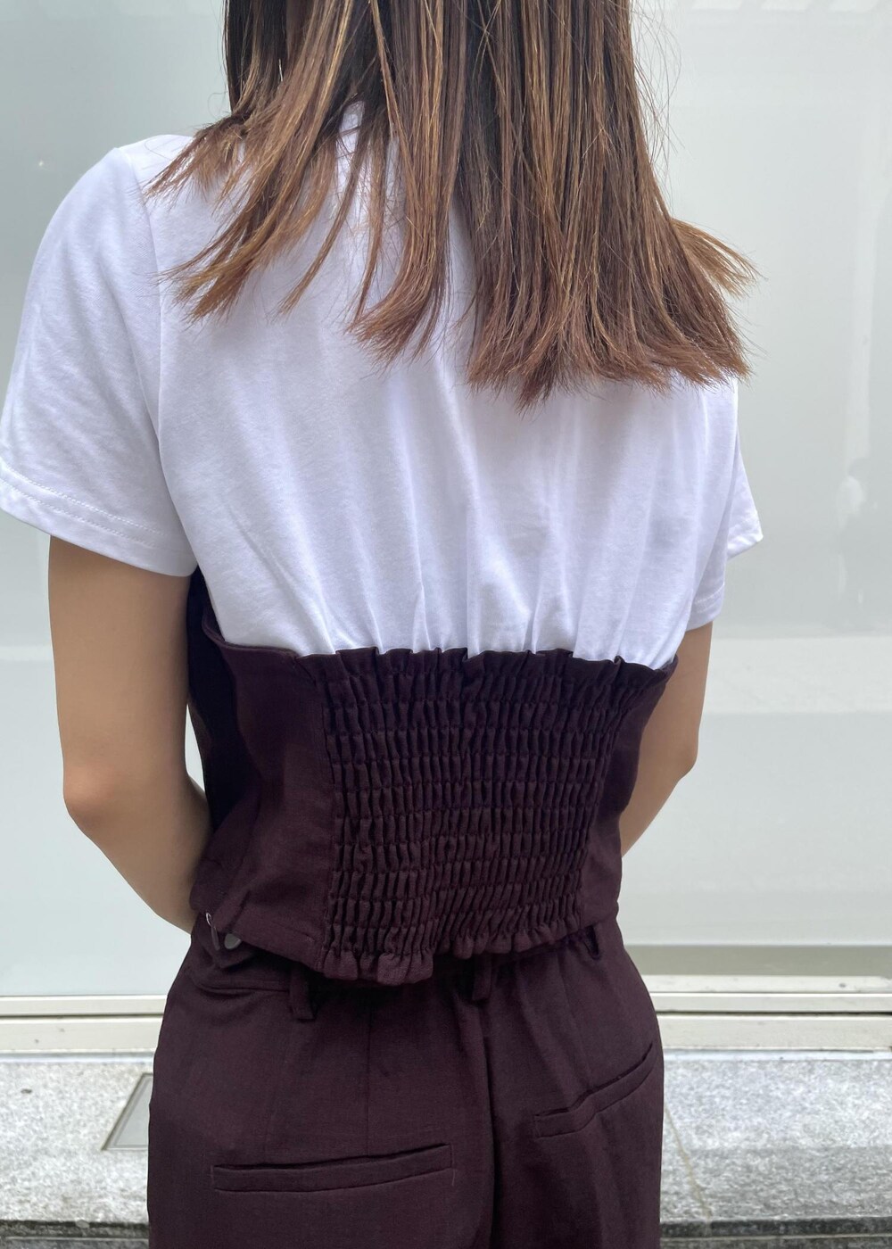 ホワイト系のサンダル、シルバー系のショルダーバッグ、ブラウン系のTシャツ/カットソーを着用したレディースの夏コーディネートの5枚目の写真