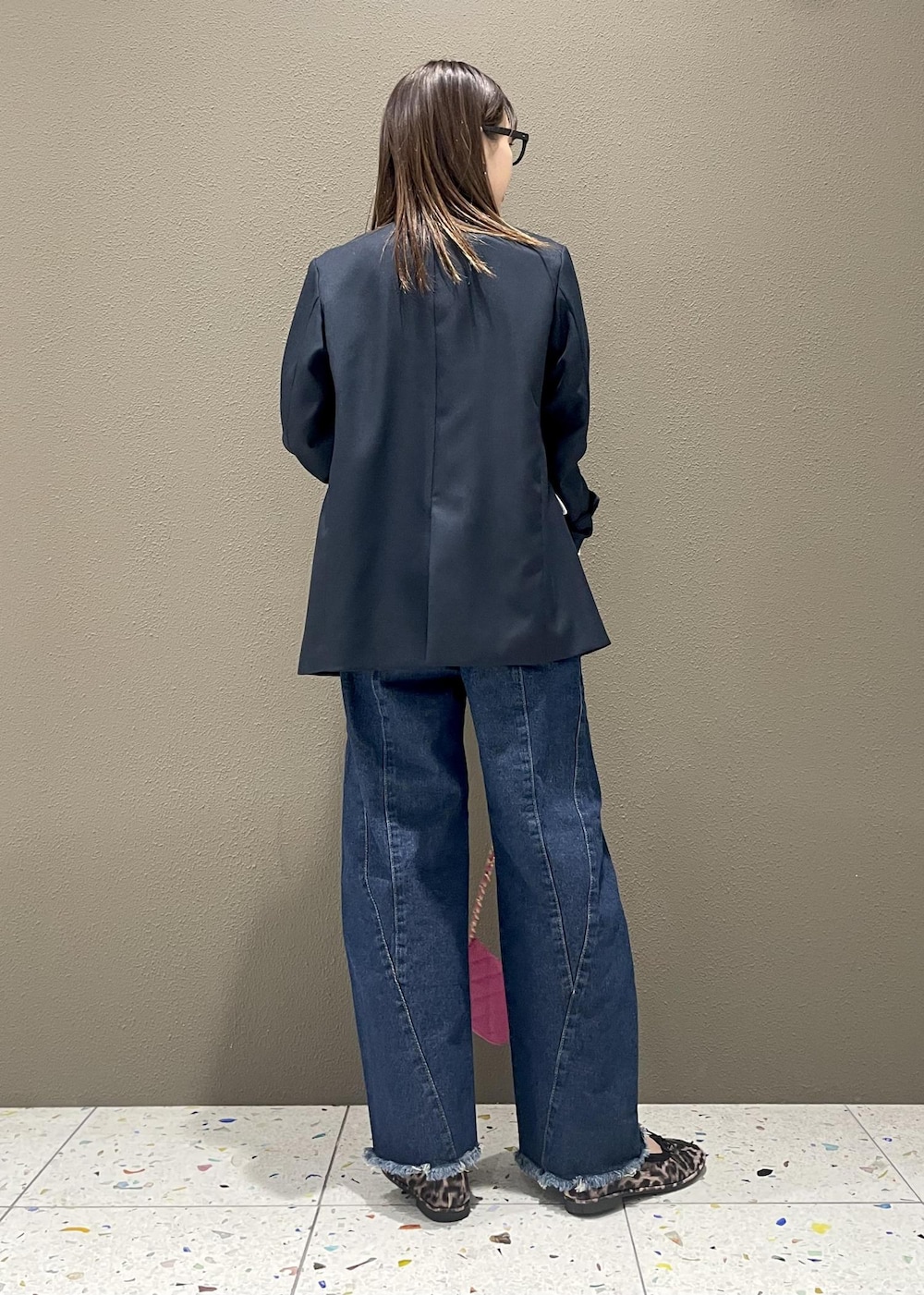 ピンク系のショルダーバッグ、ブルー系のデニムパンツ、その他のバレエシューズを着用したレディースの春コーディネートの3枚目の写真