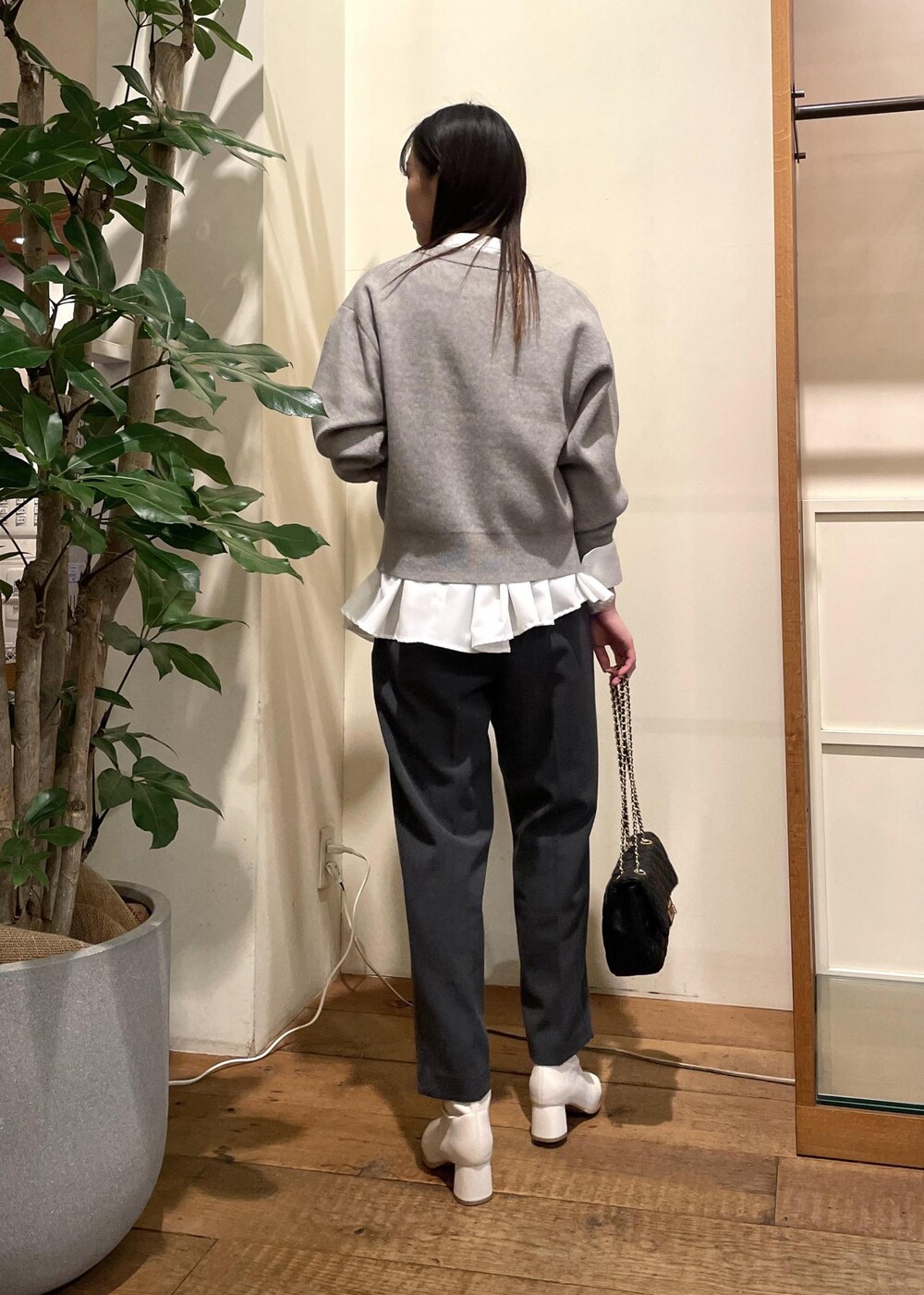 ホワイト系のブーツ、ホワイト系のシャツ/ブラウス、グレー系のニット/セーターを着用したレディースの秋コーディネートの3枚目の写真