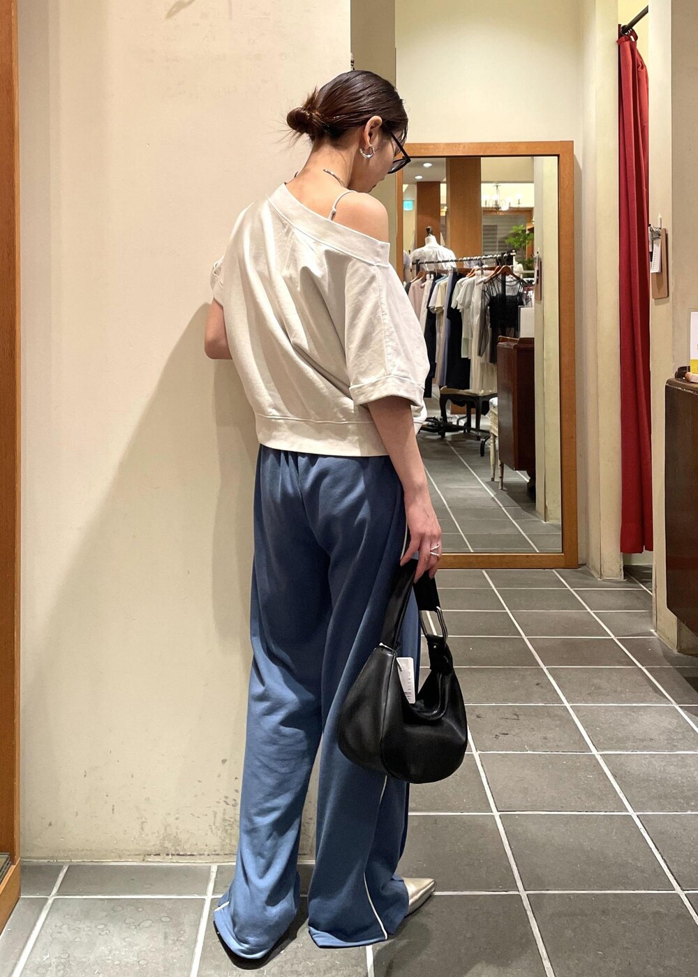 シルバー系のパンプス、ベージュ系のTシャツ/カットソー、ブルー系のその他パンツを着用したレディースの夏コーディネートの2枚目の写真