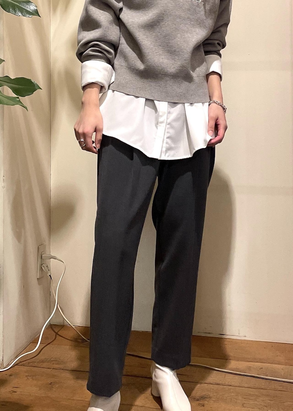 ホワイト系のブーツ、ホワイト系のシャツ/ブラウス、グレー系のニット/セーターを着用したレディースの秋コーディネートの7枚目の写真