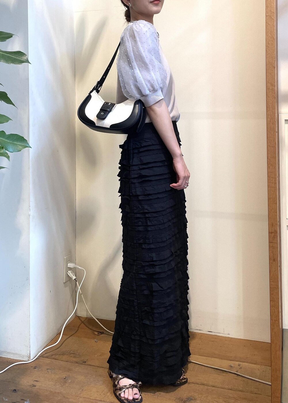 その他のサンダル、グレー系のニット/セーター、ブラック系のショルダーバッグを着用したレディースの夏コーディネートの2枚目の写真