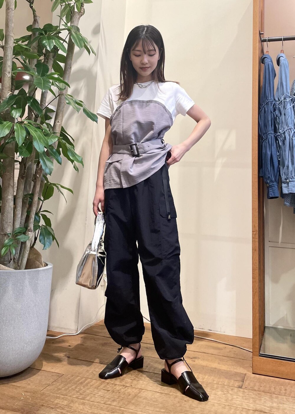 「美easy、春服、春服コーデ、春コーデ、24SS春の新作、カーゴパンツ、コラボ、グラミチ、お出かけコーデ、休日コーデ、休日スタイル、カジュアル、大人カジュアル、ショルダーバッグ、スポーツミックス」｜「VISの【ご好評につき追加生産】【2WAY】ひねり金具ワンハンドルミニショルダーバッグ（ショルダーバッグ、イエロー系）」を使った、akariさん（レディース・161cm）の春コーディネートの2枚目の写真