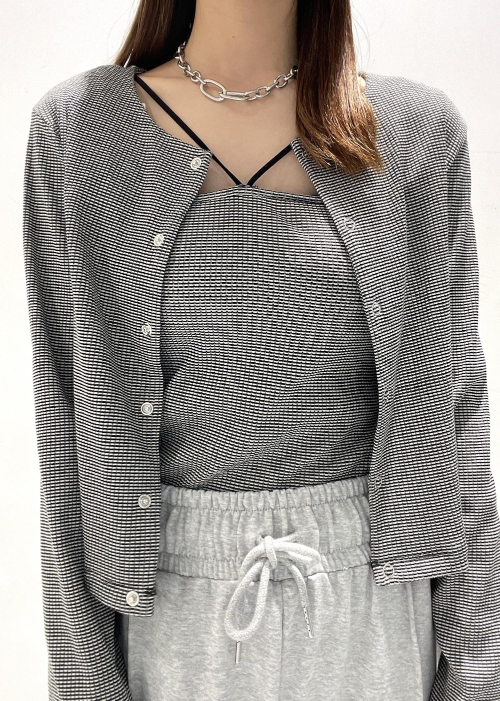 ブラック系のサンダル、ブラック系のアンサンブル、グレー系のその他パンツを着用したレディースの夏コーディネートの4枚目の写真