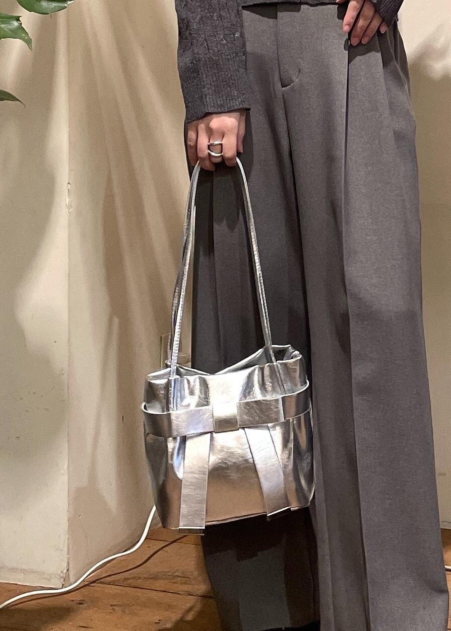 シルバー系のショルダーバッグ、ブラック系のバレエシューズ、グレー系のスラックスを着用したレディースの冬コーディネートの7枚目の写真