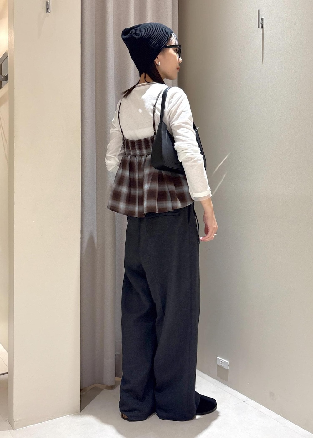 ブラック系のショルダーバッグ、ブラック系のキャミソール、ホワイト系のTシャツ/カットソーを着用したレディースの夏コーディネートの3枚目の写真