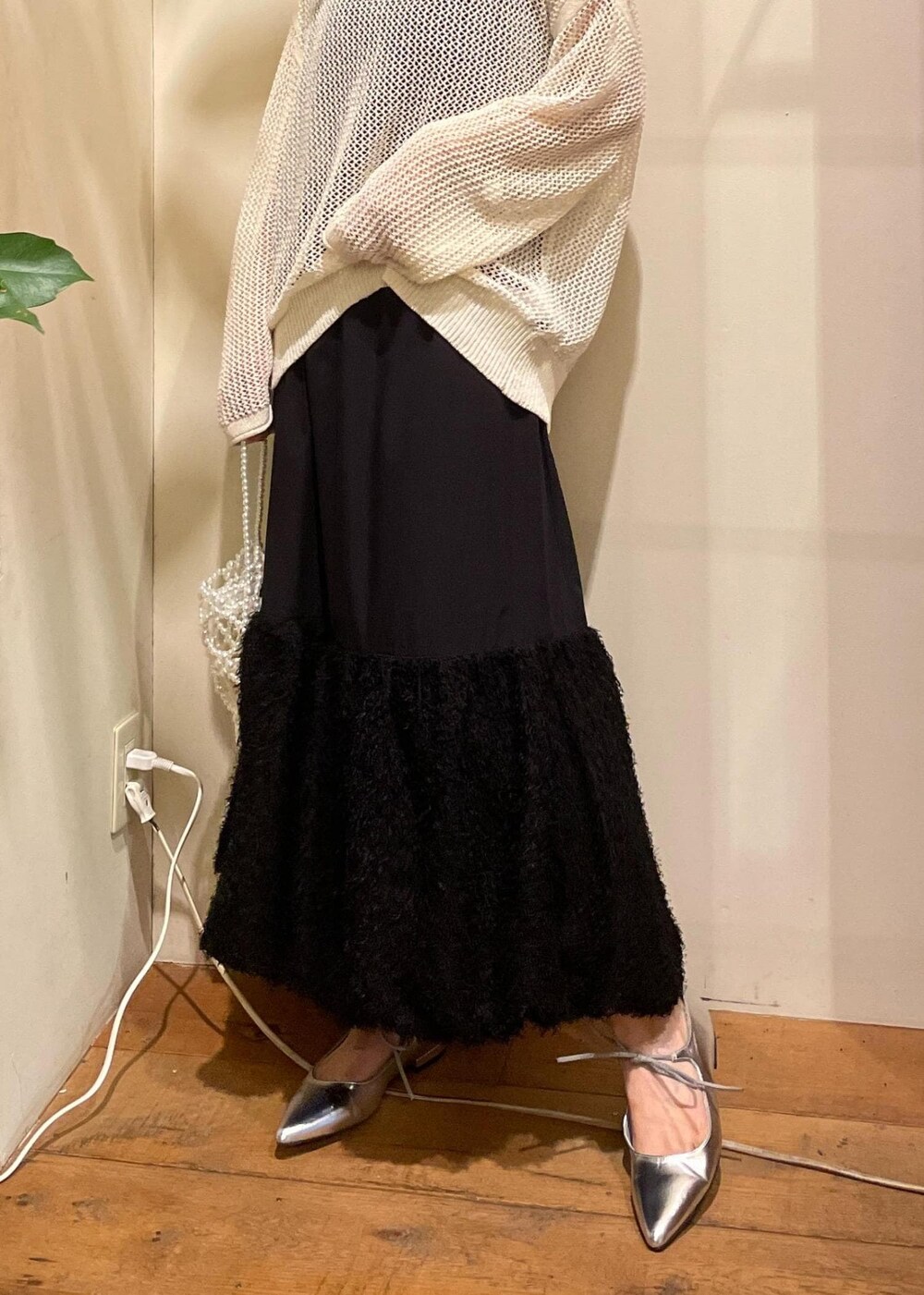 シルバー系のパンプス、ホワイト系のハンドバッグ、ホワイト系のニット/セーターを着用したレディースの夏コーディネートの5枚目の写真