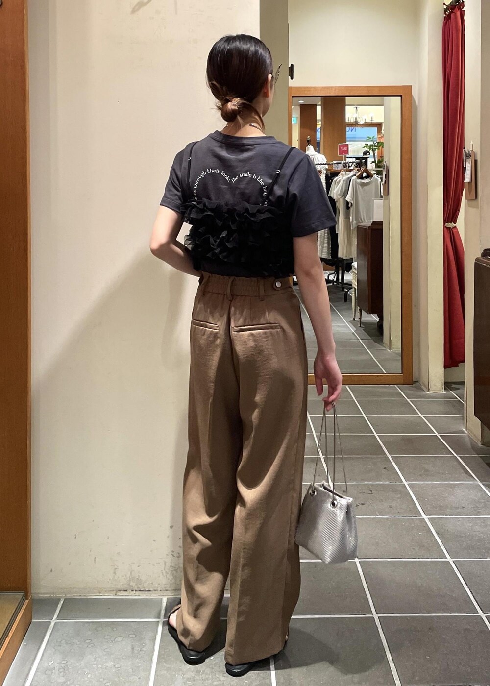 ブラック系のTシャツ/カットソー、ブラック系のキャミソール、ブラウン系のスラックスを着用したレディースの夏コーディネートの5枚目の写真