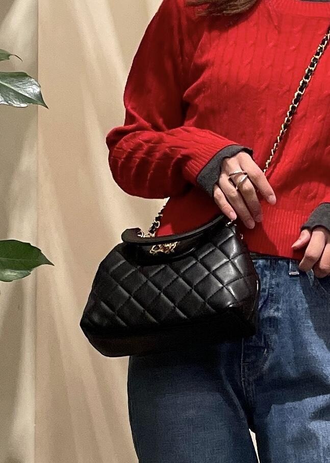 ブルー系のデニムパンツ、ブラック系のブーツ、グレー系のTシャツ/カットソーを着用したレディースの冬コーディネートの5枚目の写真