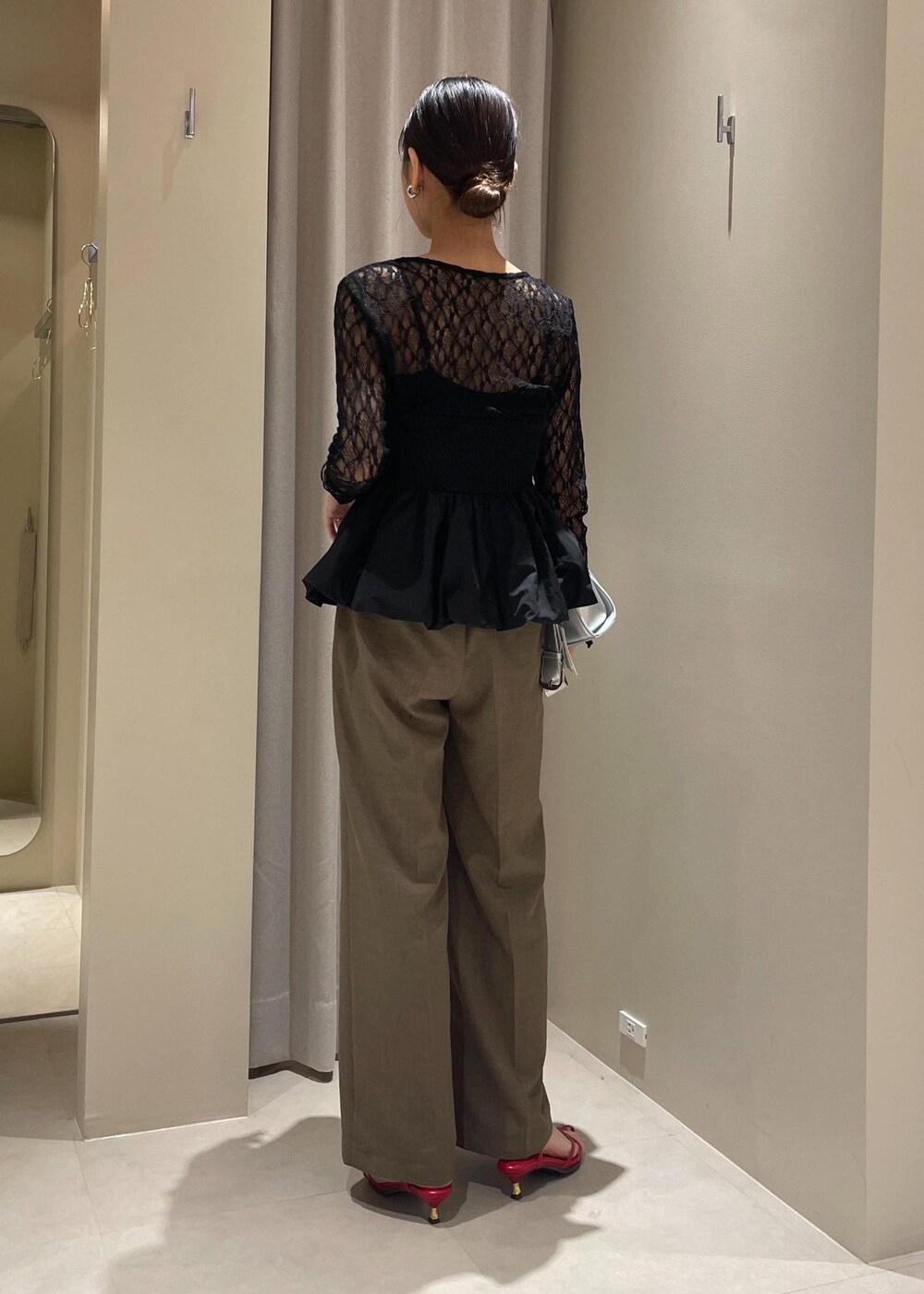 ブラック系のTシャツ/カットソー、シルバー系のショルダーバッグ、レッド系のサンダルを着用したレディースの春コーディネートの4枚目の写真