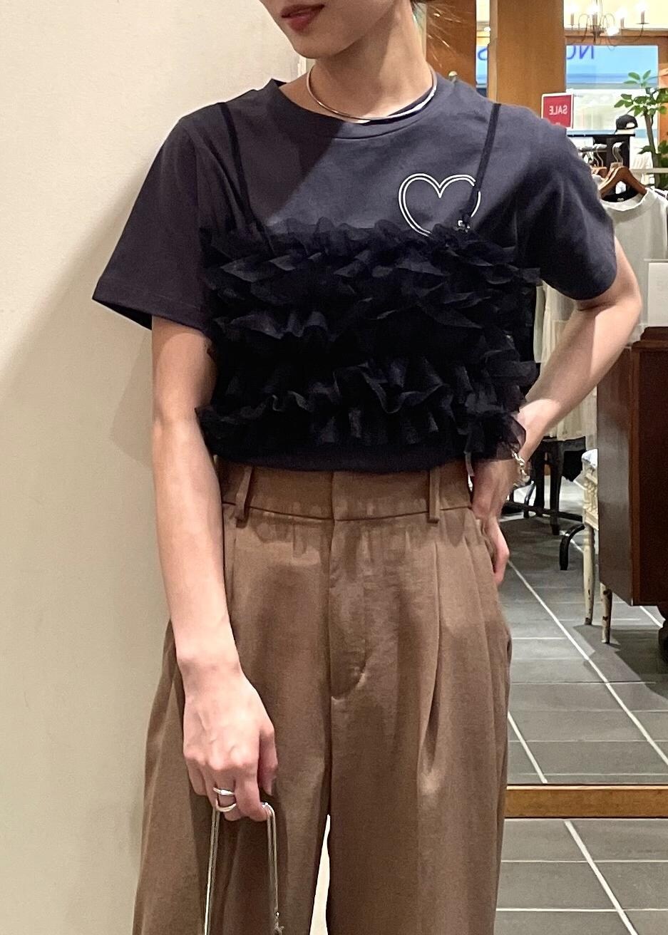 ブラック系のTシャツ/カットソー、ブラック系のキャミソール、ブラウン系のスラックスを着用したレディースの夏コーディネートの6枚目の写真