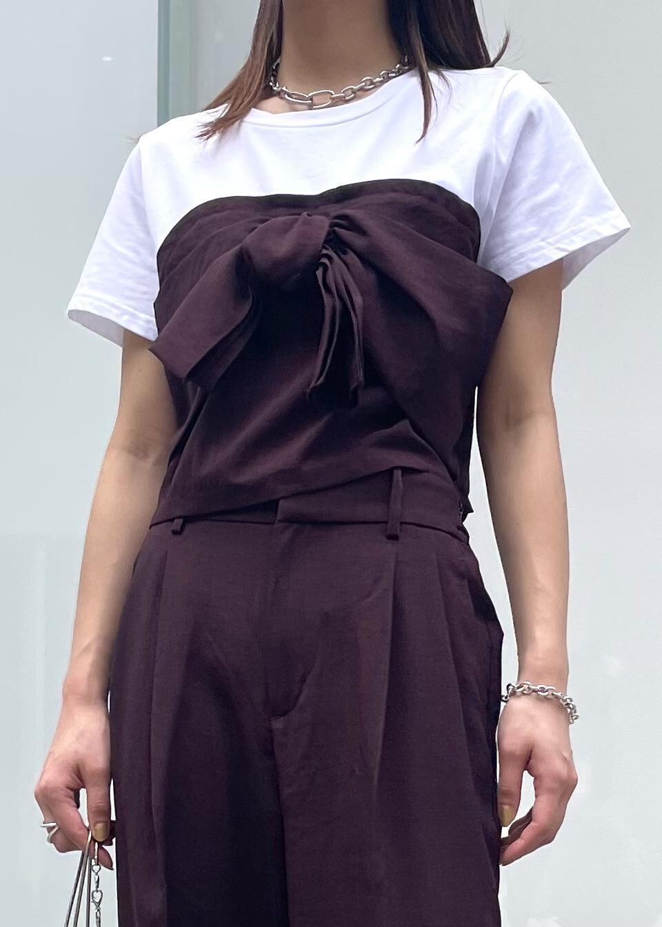 ホワイト系のサンダル、シルバー系のショルダーバッグ、ブラウン系のTシャツ/カットソーを着用したレディースの夏コーディネートの3枚目の写真