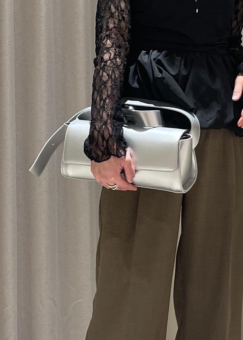 ブラック系のTシャツ/カットソー、シルバー系のショルダーバッグ、レッド系のサンダルを着用したレディースの春コーディネートの8枚目の写真