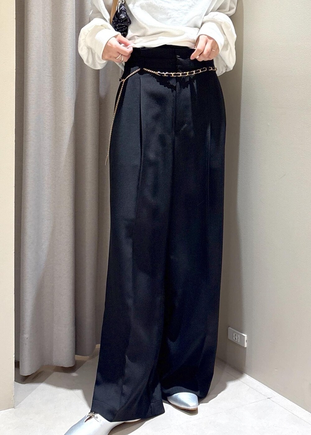 イエロー系のショルダーバッグ、ブラック系のその他パンツ、シルバー系のパンプスを着用したレディースの秋コーディネートの8枚目の写真
