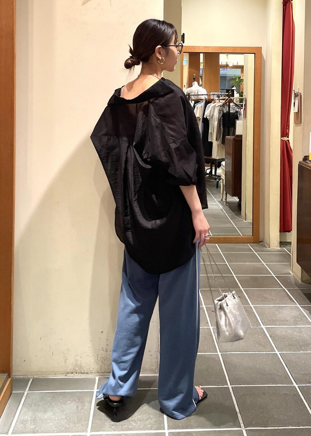 「シルバー、ミニ、巾着、チェーン、ブラック、長袖、シャツ、オーバーサイズ、ブルー、ヒール、ローヒール、初夏コーデ、夏コーデ、お出かけコーデ、スポーツミックス」｜「VISのメタル釦シンプルシアーシャツ（シャツ/ブラウス、ブラック系）」を使った、akariさん（レディース・161cm）の夏コーディネートの3枚目の写真