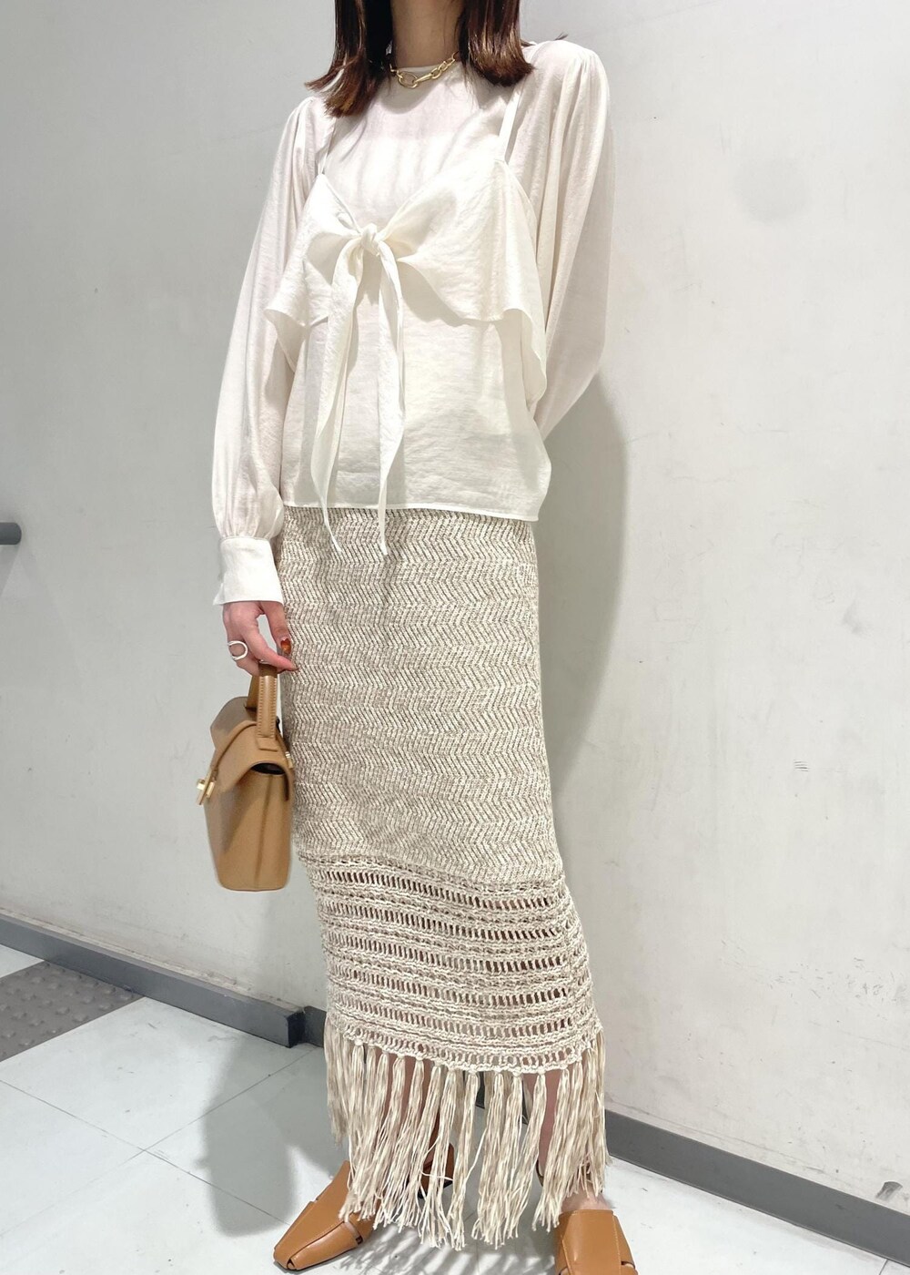 イエロー系のショルダーバッグ、イエロー系のサンダル、ホワイト系のシャツ/ブラウスを着用したレディースの春コーディネートの5枚目の写真