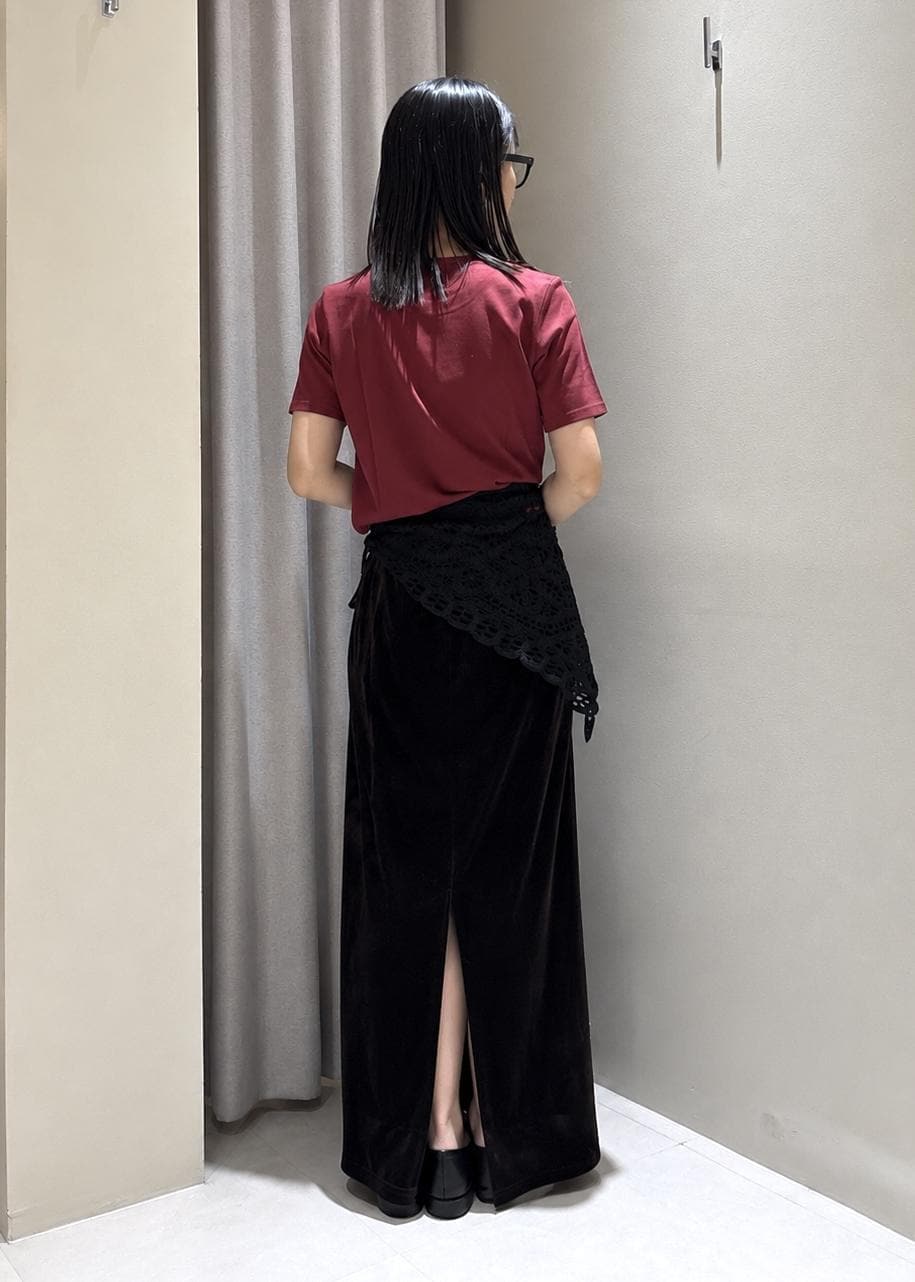 ブラック系のショルダーバッグ、ブラック系のパンプス、レッド系のTシャツ/カットソーを着用したレディースの夏コーディネートの4枚目の写真