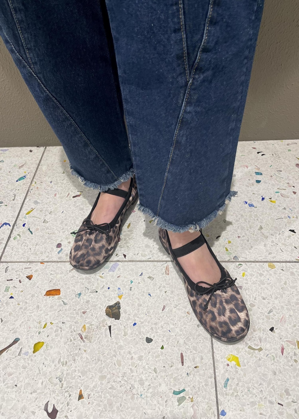 ピンク系のショルダーバッグ、ブルー系のデニムパンツ、その他のバレエシューズを着用したレディースの春コーディネートの7枚目の写真