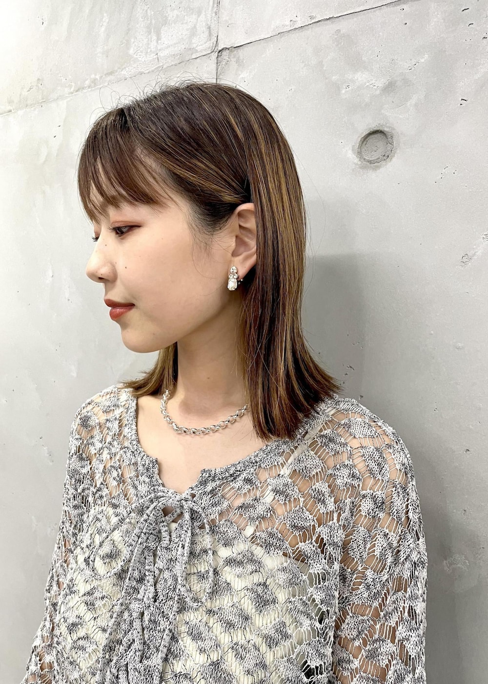 ホワイト系のサンダル、ブルー系のデニムパンツ、ブラック系のカーディガン/ボレロを着用したレディースの夏コーディネートの3枚目の写真